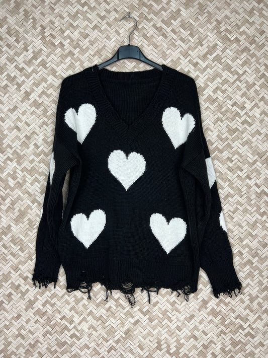 Suéter negro con corazones blancos